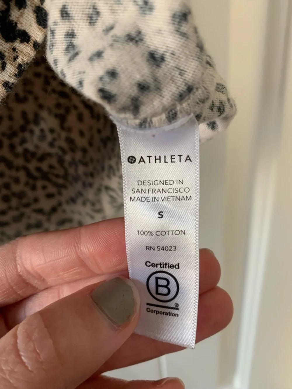 Athleta Women's Short Sleeve Cream and Black Cotton Leopard Print Top Small - Picture 6 of 9